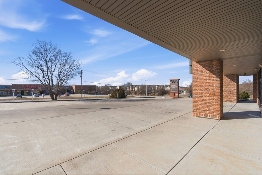 More Photos Of 5540-5550 N Farmer Branch Rd, Ozark General Retail For Sale