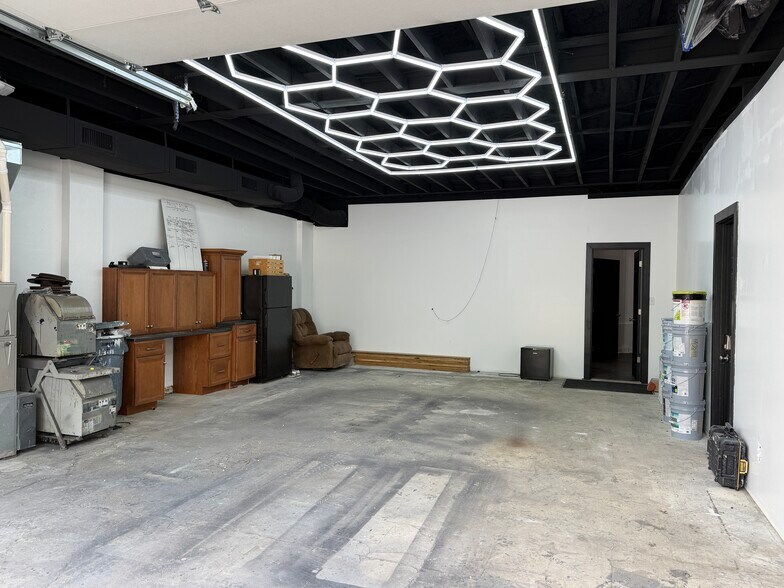 More Photos Of 1332 E Division St, Evansville Flex For Sale