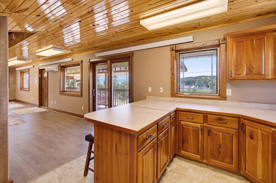 More Photos Of 1100 Mount Rushmore Rd, Custer Flex For Sale