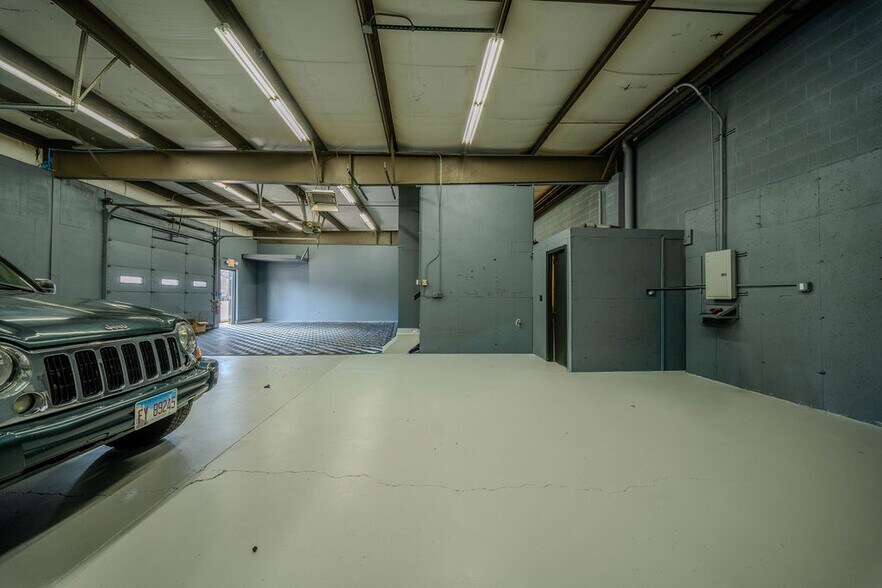 More Photos Of 670 E Calhoun St, Woodstock Flex For Lease