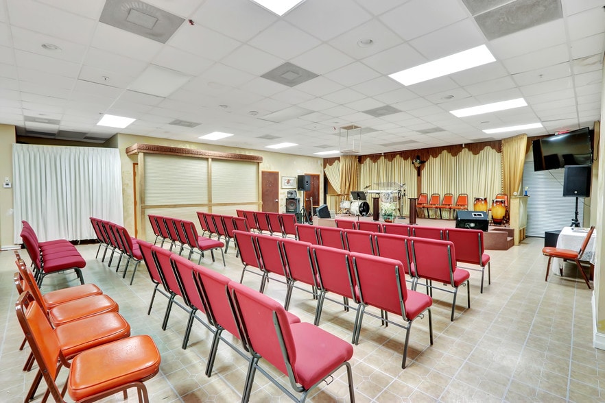 More Photos Of 4050 Westgate Ave, West Palm Beach Showroom For Lease