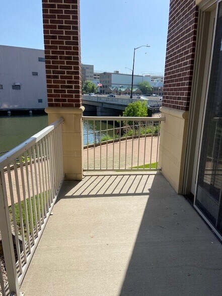 More Photos Of 145 N Commercial St, Neenah Office For Sale