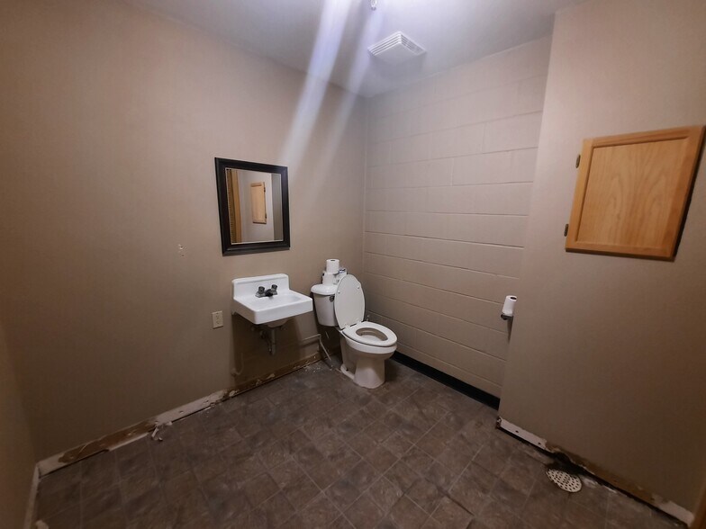 More Photos Of 1516 E Saint Patrick St, Rapid City Freestanding For Lease