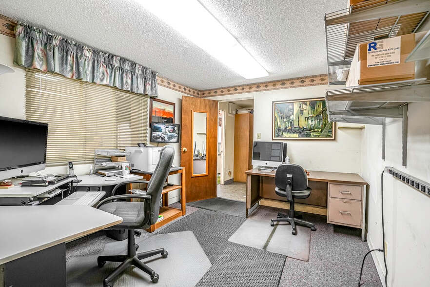 More Photos Of 921 Coolidge Ave, National City Light Manufacturing For Sale