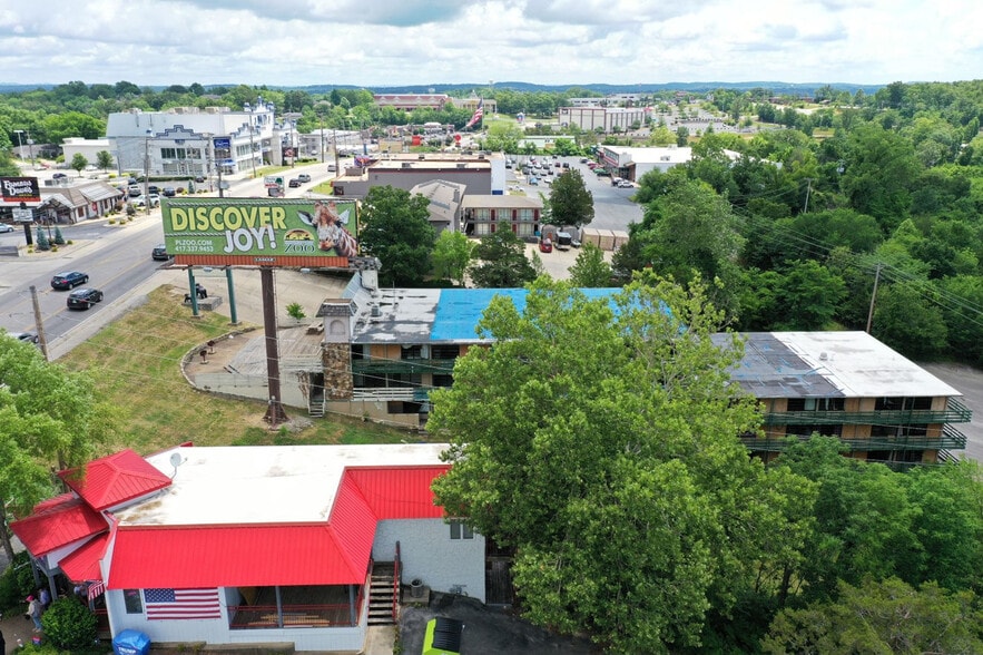 More Photos Of 1900 W 76 Country Blvd, Branson Hotel For Sale