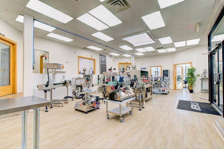 More Photos Of 10 Rue Industrielle, Delson Warehouse For Sale