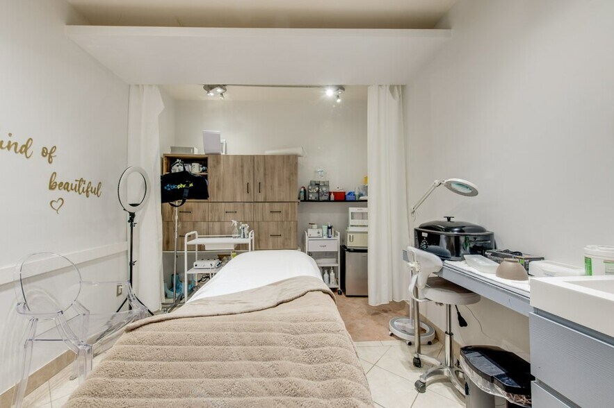 More Photos Of 256 Crawford St, Toronto Storefront Retail Residential For Sale