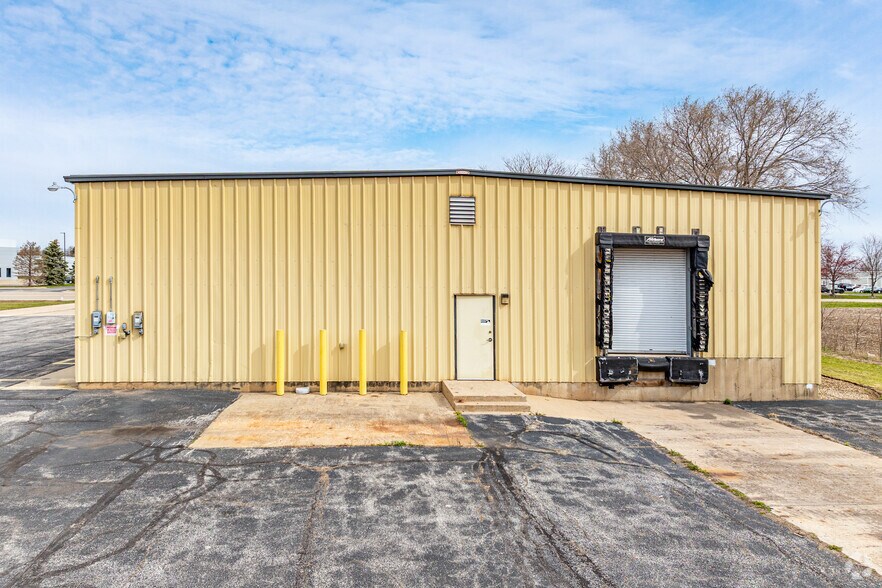 More Photos Of 9941 N Alpine Rd, Machesney Park Warehouse For Lease