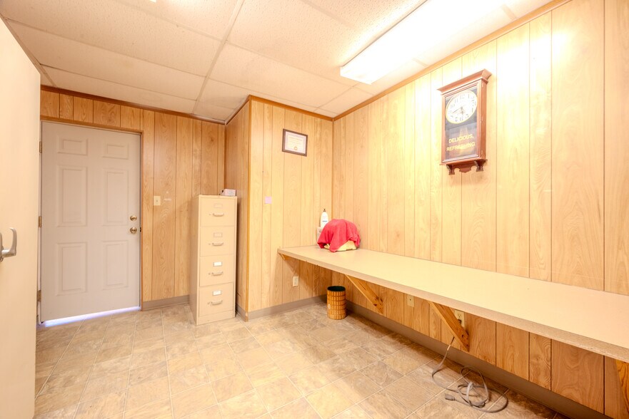 More Photos Of 619 E Jackson St, El Campo Warehouse For Sale