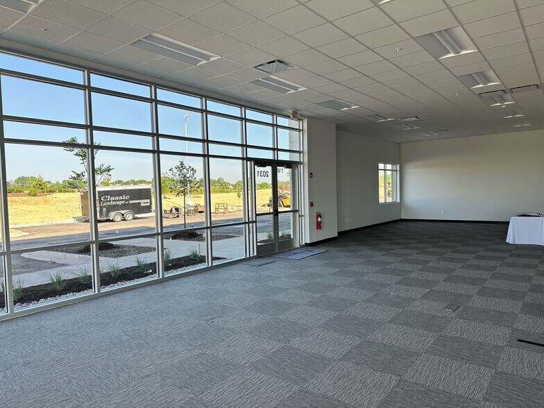 More Photos Of 2031 Geneva Dr, Geneva Distribution For Lease