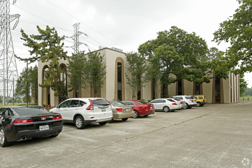 More Photos Of 2916 W TC Jester Blvd, Houston Office For Sale