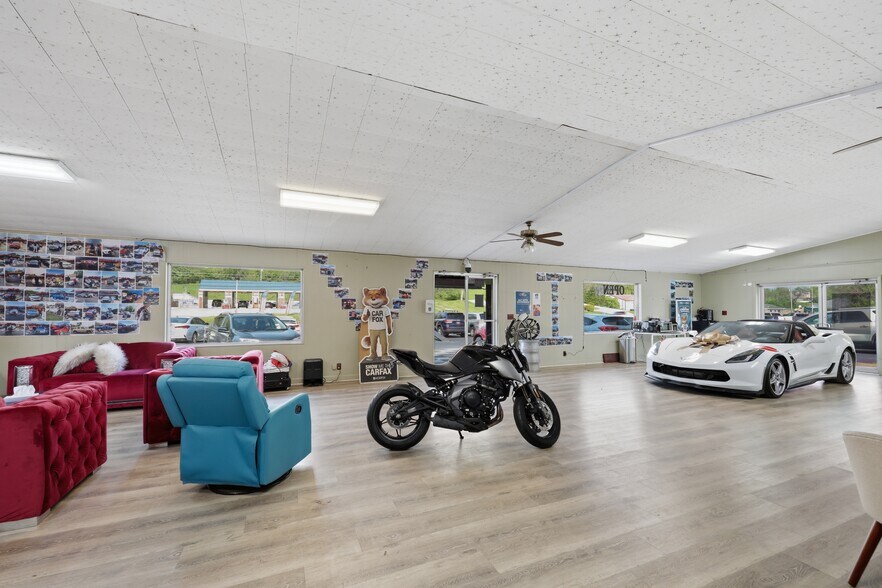 More Photos Of 621 Green Blvd, Aurora Auto Dealership For Sale
