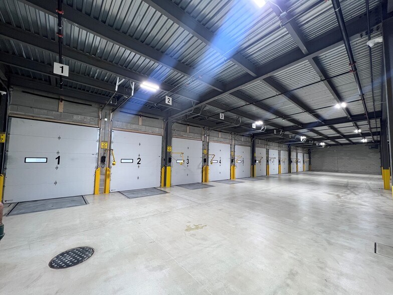 More Photos Of 6363 W 73rd St, Bedford Park Manufacturing For Lease