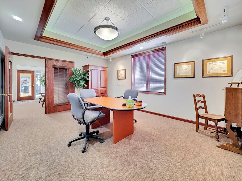 More Photos Of 808 4th St NE, Hampton Office For Sale