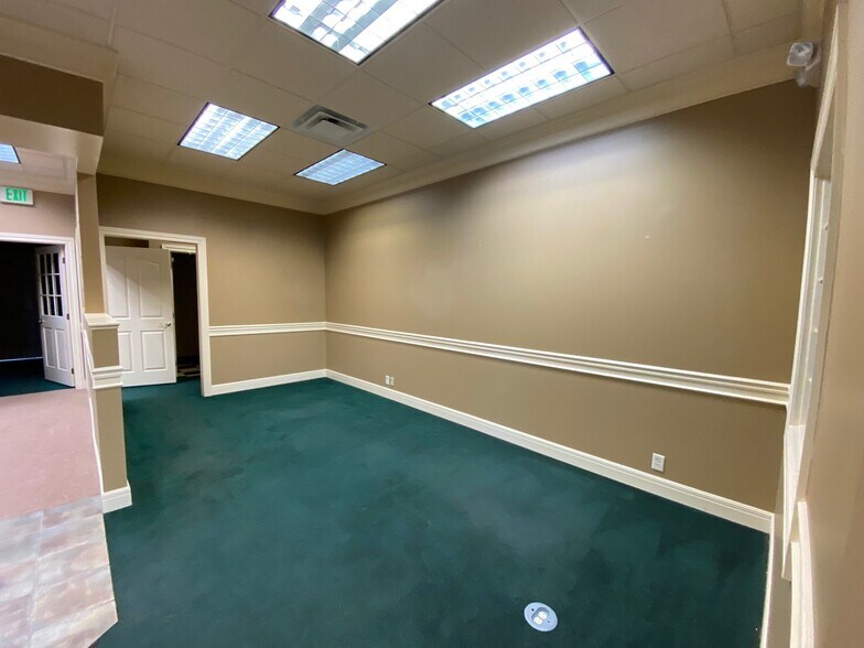 More Photos Of 7400-7440 NW River Park Dr, Parkville General Retail For Lease