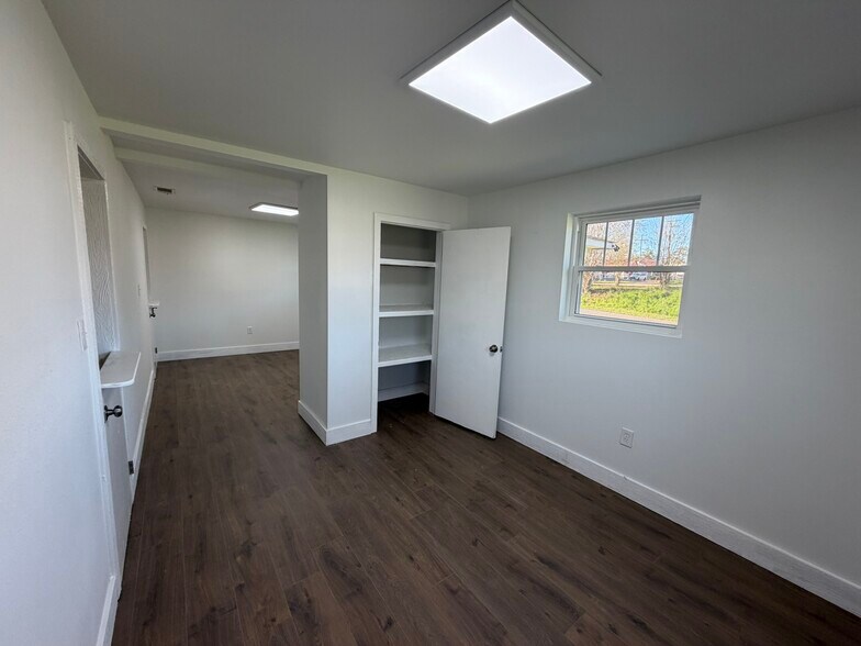 More Photos Of 1710 & 1714 Erin St, Jackson Office For Sale