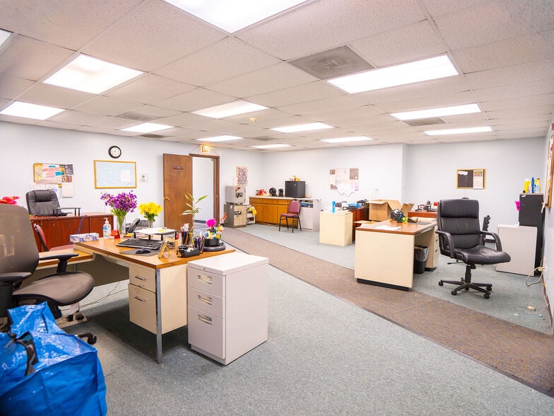 More Photos Of 5710 N Broadway St, Chicago Office Residential For Sale