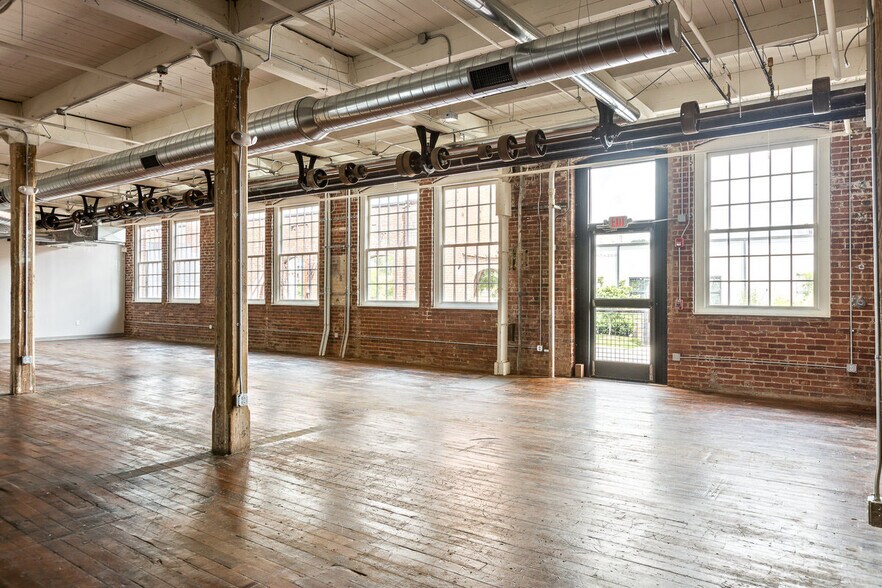 More Photos Of 205 Manufacturers Rd, Chattanooga General Retail For Lease