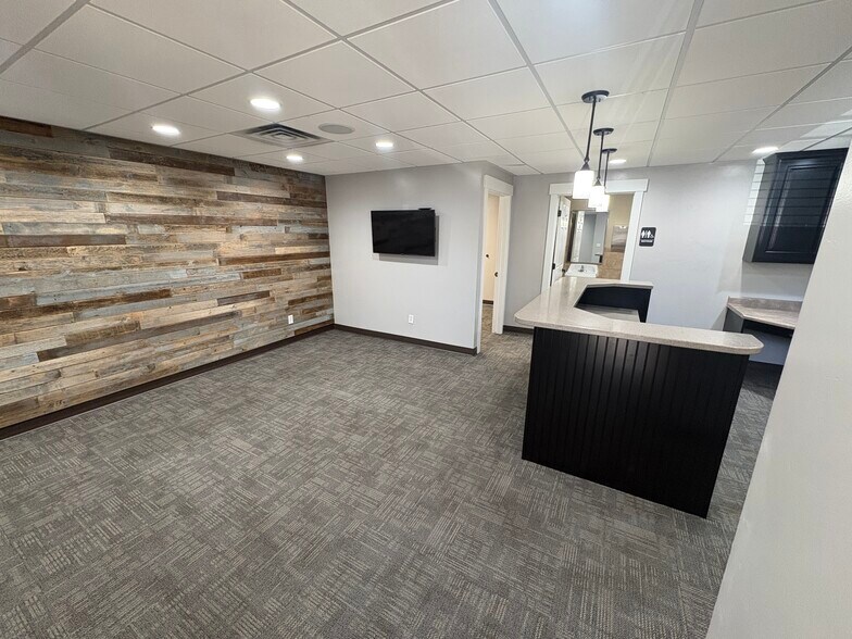 More Photos Of 937-949 Pioneer, Draper Office For Lease