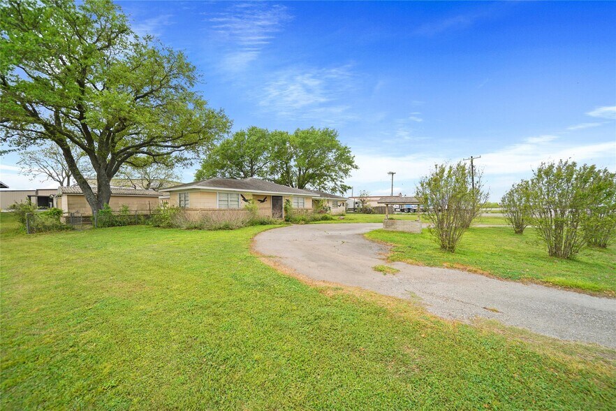 More Photos Of 1605 E Main St, Eagle Lake Specialty For Sale