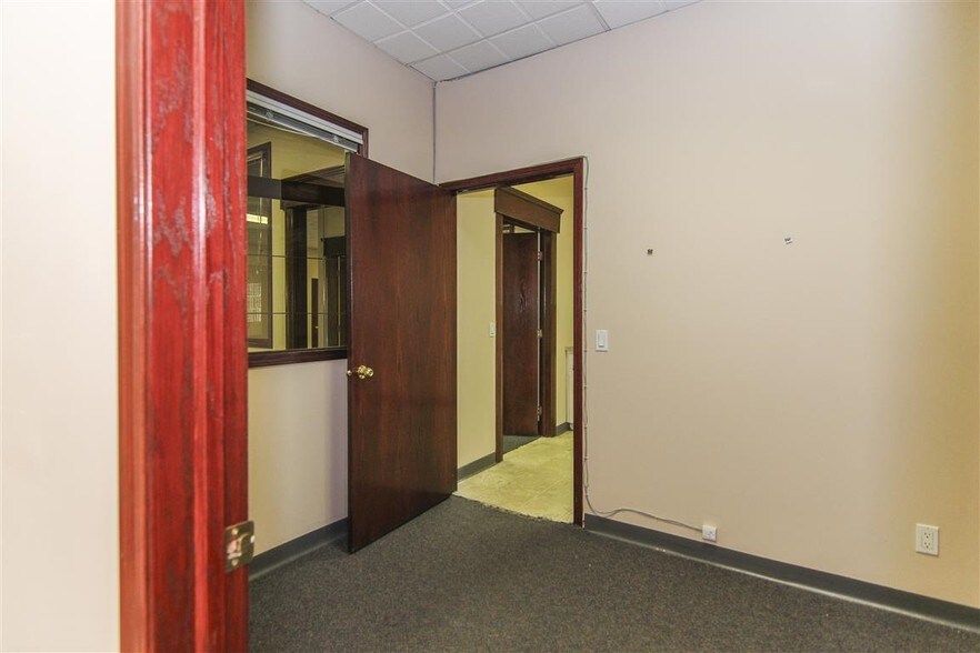 More Photos Of 1015 Centre St NW, Calgary Storefront Retail Residential For Sale