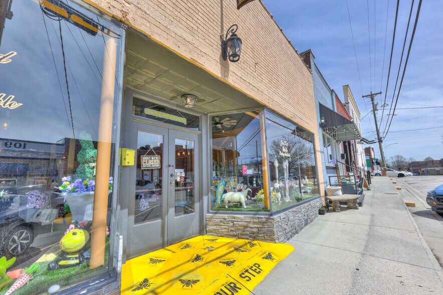 More Photos Of 108 W Walnut St, Smithville Restaurant For Sale