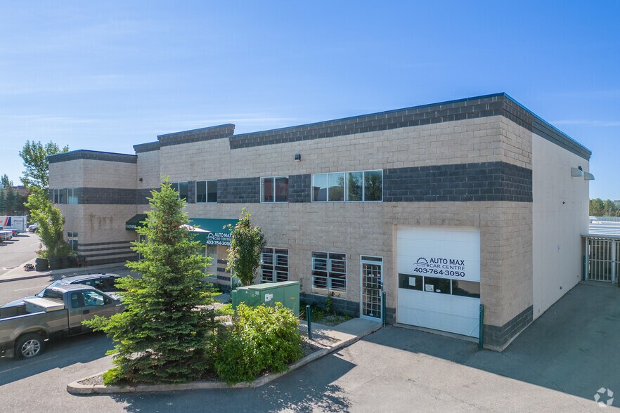 More Photos Of 32 Westwinds Cres NE, Calgary Flex For Lease