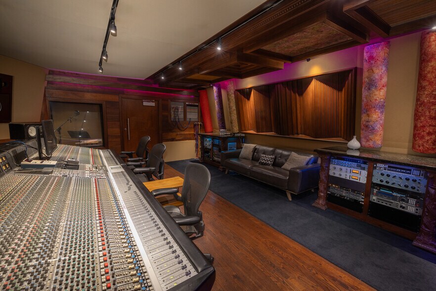 More Photos Of 5102 Vineland Ave, North Hollywood Movie Radio TVStudio For Lease