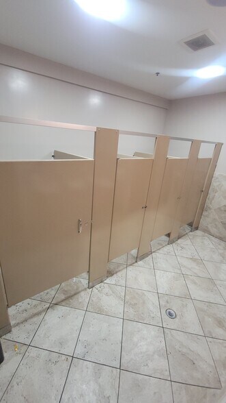 More Photos Of 141 Coit St, Irvington Showroom For Lease