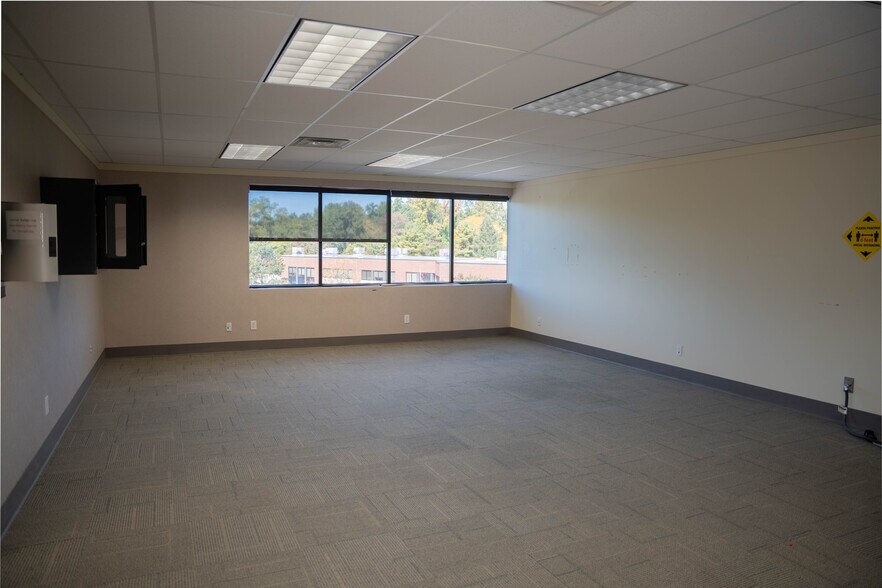 More Photos Of 1021 Watervliet Shaker Rd, Schenectady Office For Lease