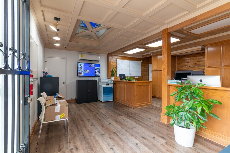 More Photos Of 11800 Vose St, North Hollywood Warehouse For Lease