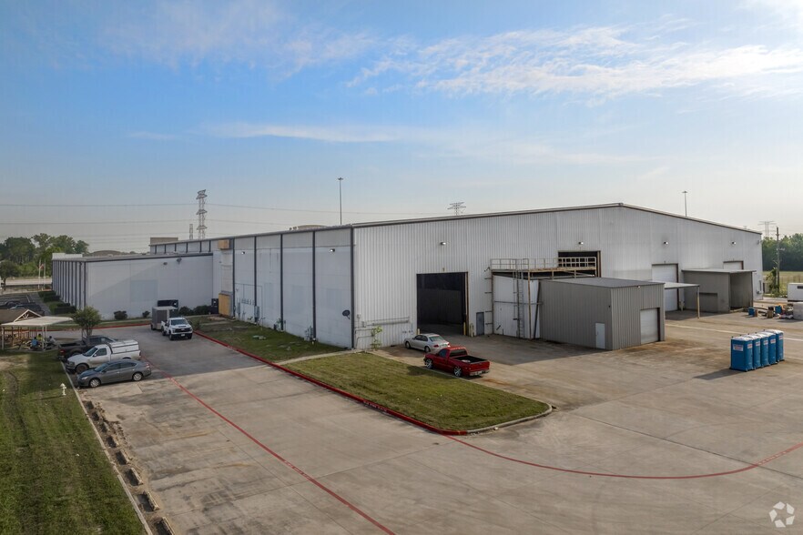 More Photos Of 2201 N Sam Houston Pky E, Houston Manufacturing For Lease