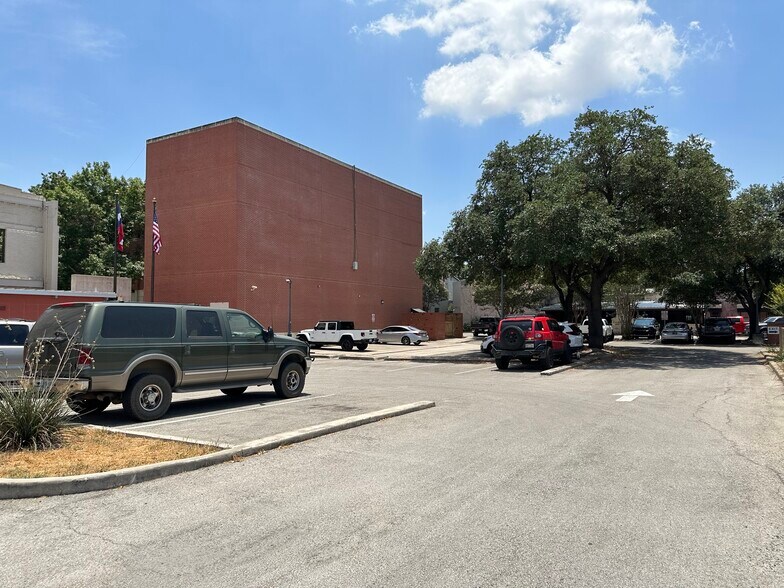 More Photos Of 401 Main Plz, New Braunfels Office For Lease