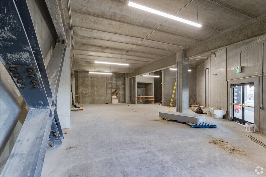 More Photos Of 3855 Wayburne Dr, Burnaby Light Manufacturing For Lease