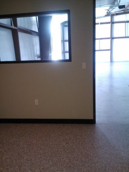 More Photos Of 13610 Poplar Cir, Conroe Warehouse For Lease