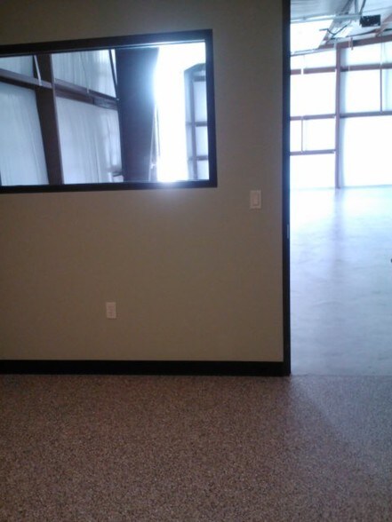 More Photos Of 13614 Poplar Cir, Conroe Warehouse For Lease