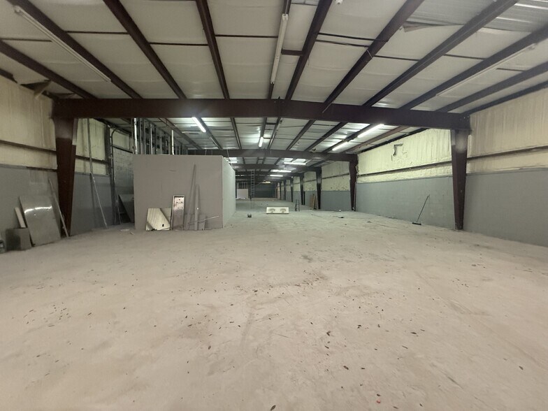 More Photos Of 7725 N Orange Blossom Trl, Orlando Warehouse For Sale