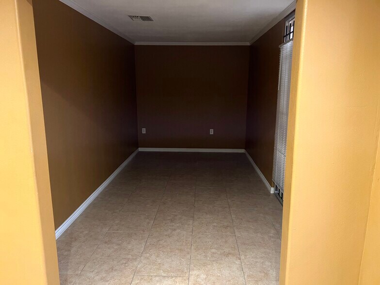 More Photos Of 5508-5516 Brewster St, San Antonio Warehouse For Lease