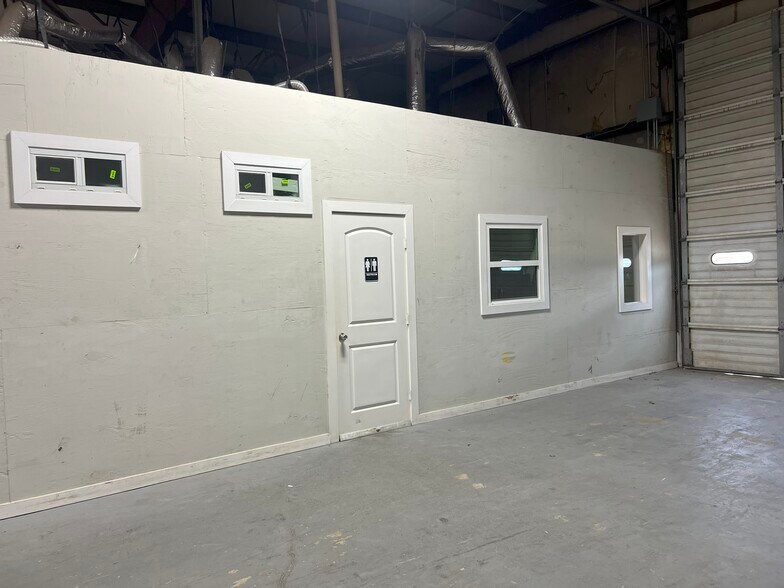 More Photos Of 7322 Almeda Genoa Rd, Houston Warehouse For Lease