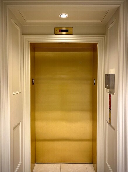 More Photos Of 63 Kercheval Ave, Grosse Pointe Farms Office For Lease