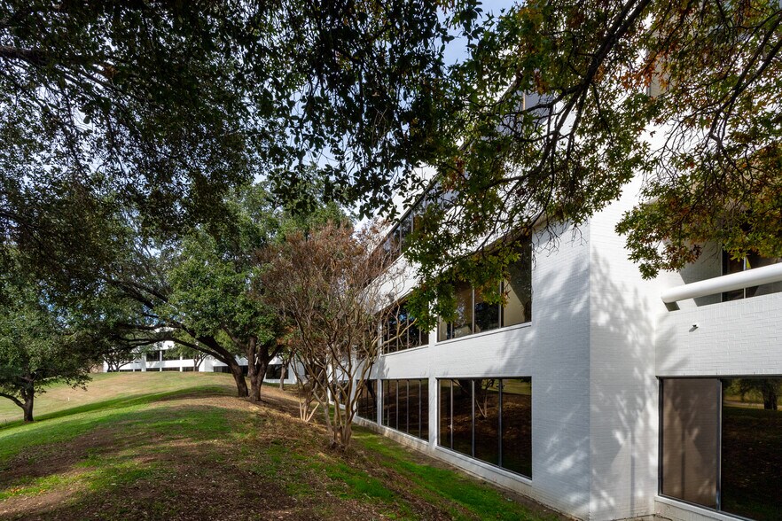 More Photos Of 104 Decker Ct, Irving Unknown For Lease