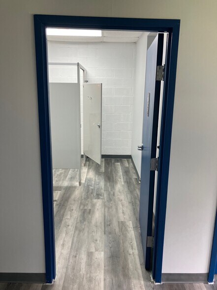 More Photos Of 260 W Aviation Way, Newnan Specialty For Lease