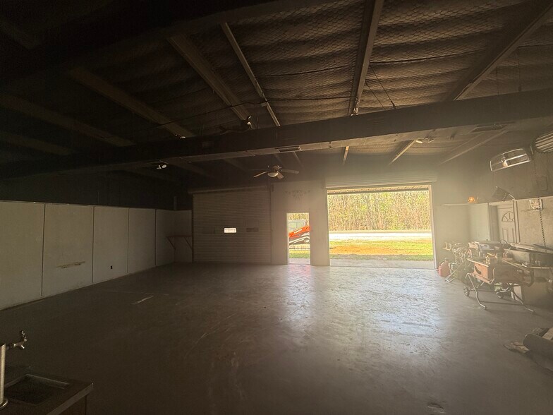 More Photos Of 8212 N State Highway 19, Trinity Showroom For Lease