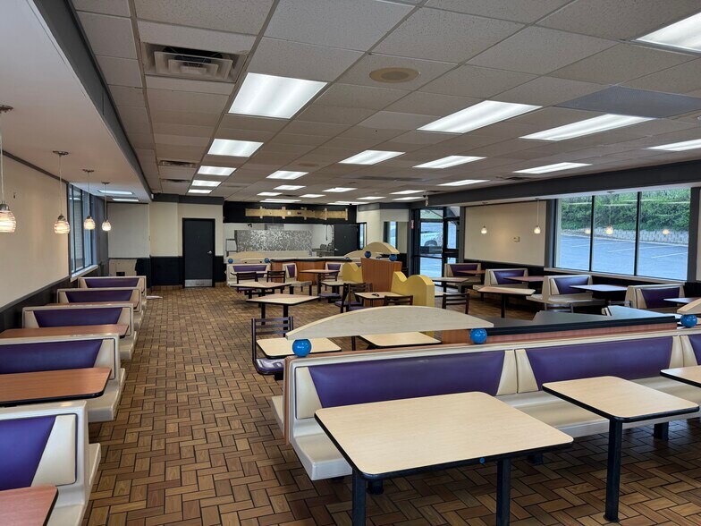 More Photos Of 7606 N 30th St, Omaha Fast Food For Sale
