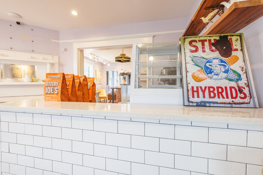 More Photos Of 9 W 43rd St, Savannah Office For Lease