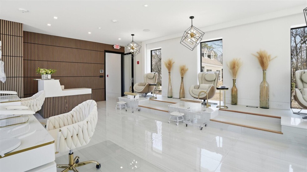 More Photos Of 200 W Montauk Hwy, Hampton Bays Freestanding For Lease