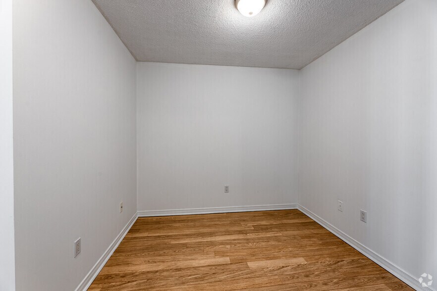 More Photos Of 925 Bay St, Toronto Apartments For Lease