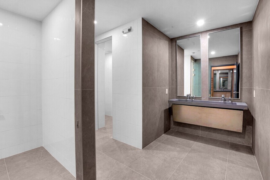 More Photos Of 1 Cross Island Plz, Jamaica Office For Lease