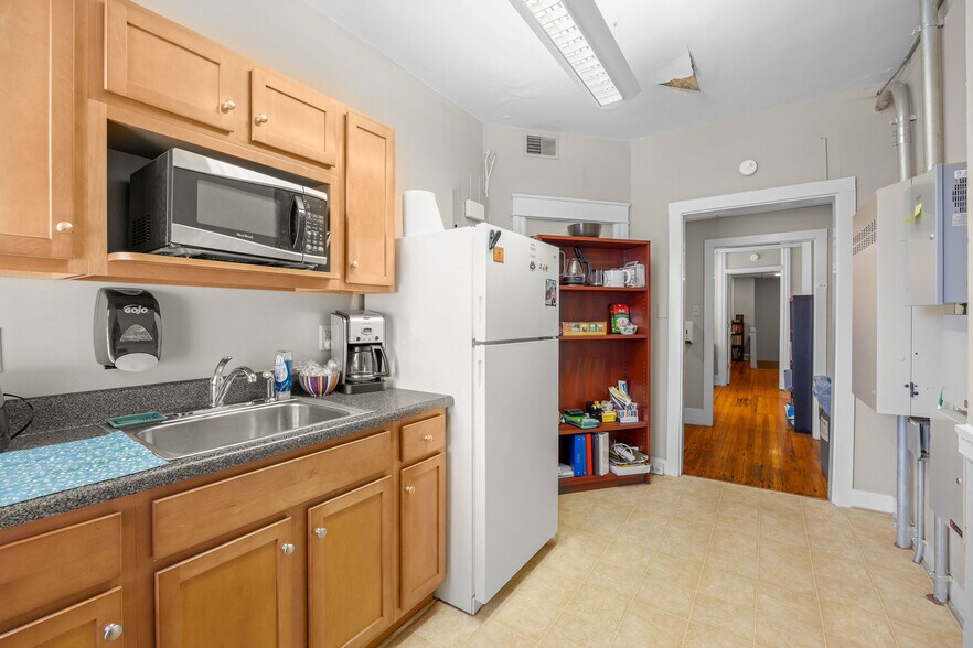 More Photos Of 1312 W Main St, Richmond Office For Lease