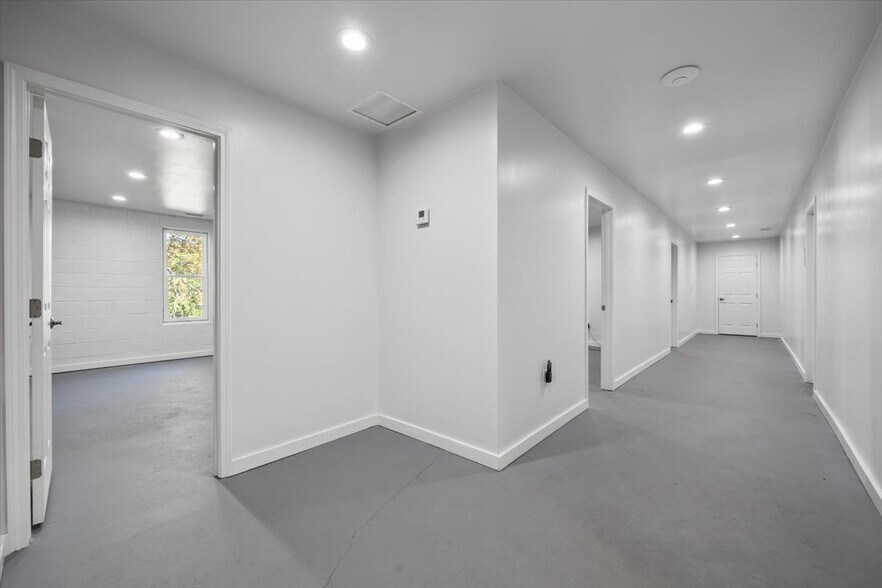 More Photos Of 4891 Redan Rd, Stone Mountain Showroom For Sale